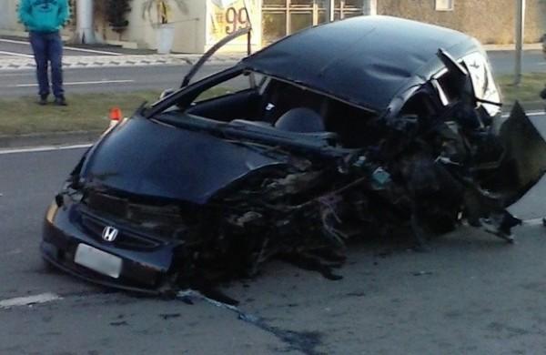 Honda Fit bateu em uma das &aacute;rvores da Avenida General Carneiro ( Reprodução)