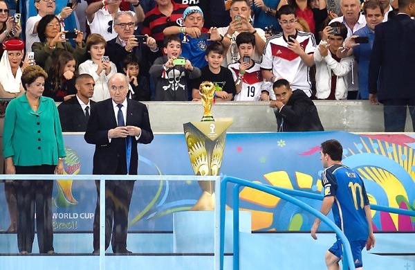 O jogador argentino Lionel Messi pouco antes de receber o pr&ecirc;mio de melhor jogado da Copa, Dilma Roussef e do presidente da FIFA, Joseph Blatter no Maracan&atilde;, no Rio (AFP)