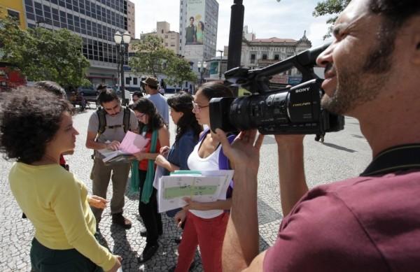 Integrantes da equipe de produ&ccedil;&atilde;o de 'Perch - Uma Celebra&ccedil;&atilde;o de Voos e Quedas' no Largo do Ros&aacute;rio ( Rodrigo Zanotto/Especial para a AAN)