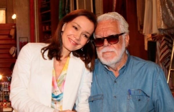 O autor de novelas Manoel Carlos ao lado da atriz Julia Lemertz que interpreta mais uma de suas Helenas ( Divulgação)