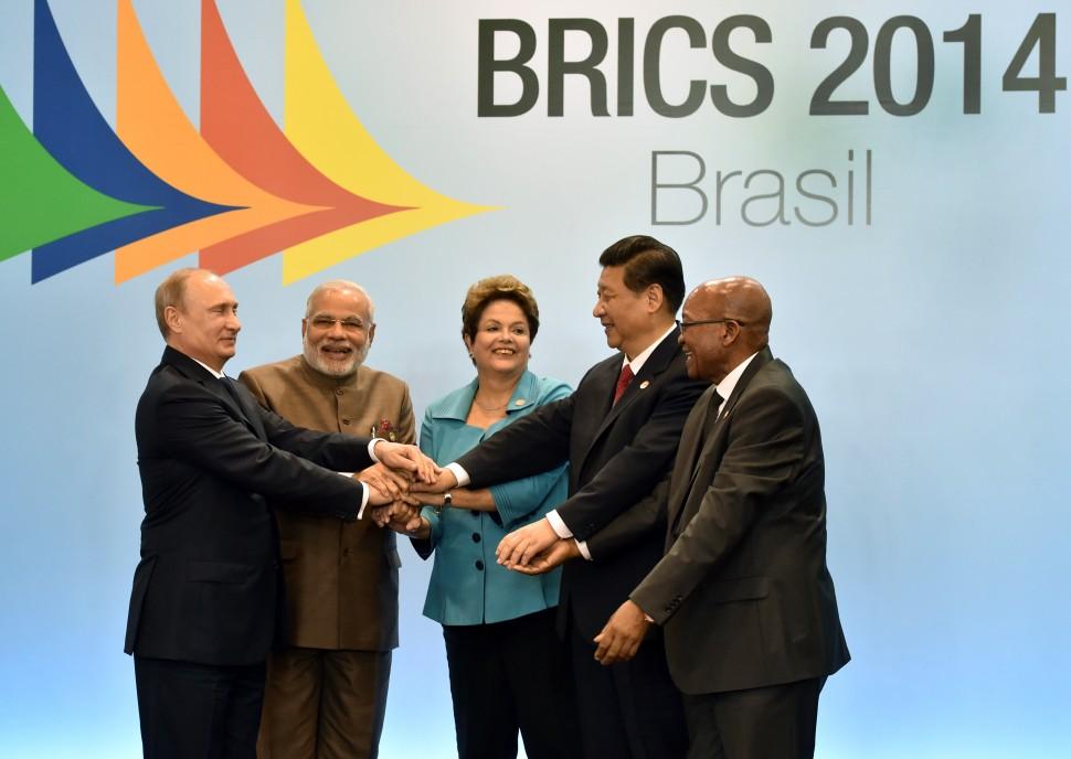 Brasil, R&uacute;ssia, &Iacute;ndia, China e &Aacute;frica do Sul v&atilde;o investir 10 bilh&otilde;es de d&oacute;lares cada na nova institui&ccedil;&atilde;o: total de 50 bilh&otilde;es  (AFP)