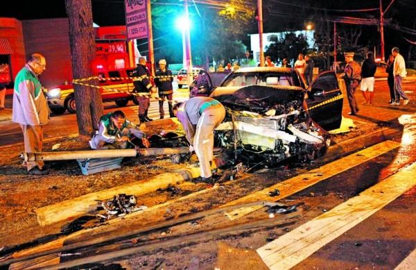 Mercedes de Roberto Salvador Filho, de 32 anos, ap&oacute;s atravessar o sinal vermelho (Diogo Almeida/ AAN)