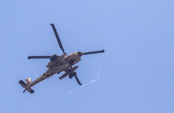 Helic&oacute;ptero de combate israelense Apache sobrevoa a Faixa de Gaza (France Press)