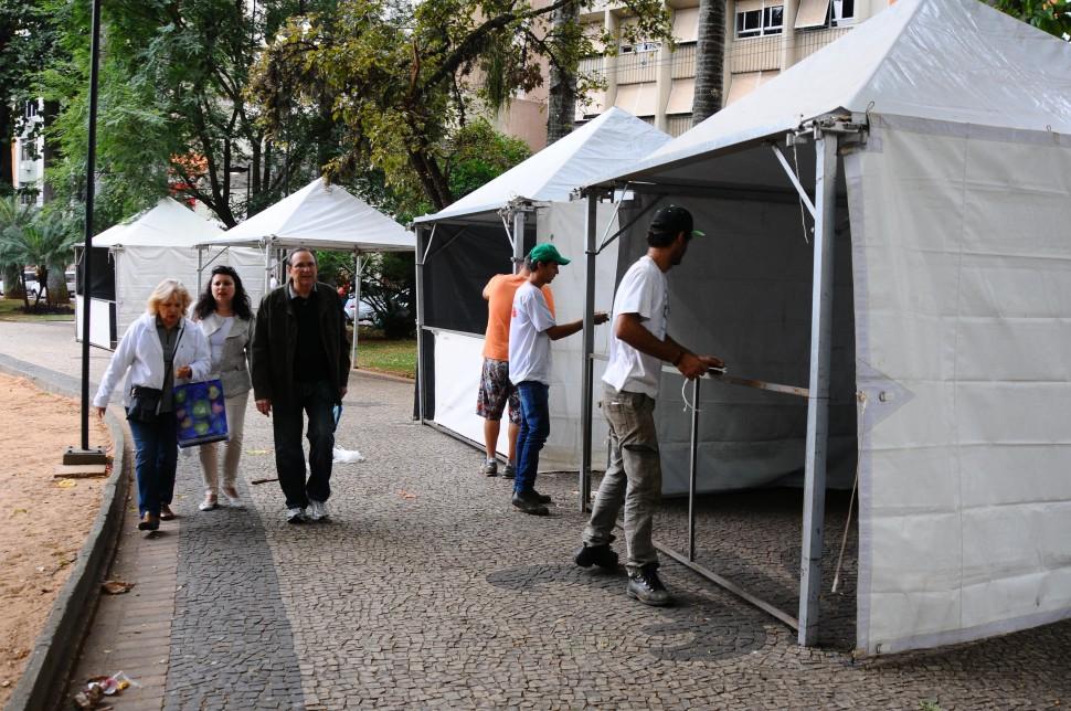 Montagem de barracas para o Chefs na Pra&ccedil;a que acontece no pr&oacute;ximo domingo na pra&ccedil;a Carlos Gomes (Elcio Alves/ AAN)