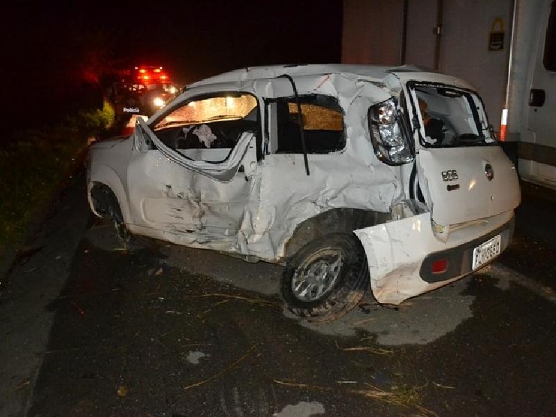 Mulher que estava no Fiat Uno estava sem cinto e foi jogada para fora do ve&iacute;culo ( Divulgação)