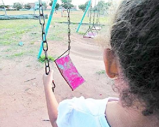 Parquinho p&uacute;blico na Av. Jo&atilde;o Prata Vieira, Parque Vista Alegre, com brinquedos sem condi&ccedil;&atilde;o de uso ( Janaína Ribeiro/ Especial a AAN )