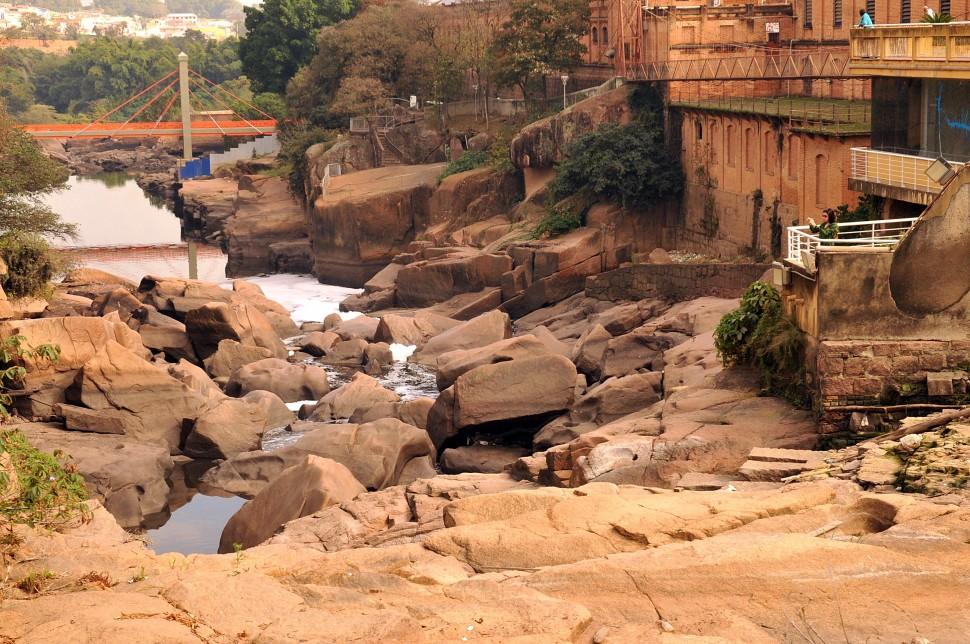 Complexo Tur&iacute;stico da Cachoeira, em Salto, onde o leito est&aacute; 8 metros mais baixo que o registrado na estiagem de 2001 ( Carlos Sousa Ramos/ AAN)