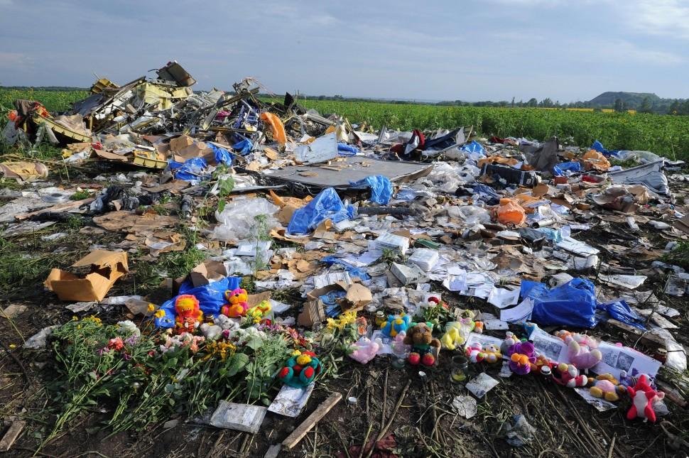 Flores foram colocadas no local onde o avi&atilde;o da Malaysia Airlines caiu no Leste da Ucr&acirc;nia (Dominique Faget/France Press)