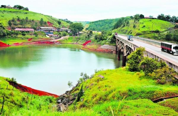 Rio Jaguari, no munic&iacute;pio de Igarat&aacute;, de onde o governo quer retirar &aacute;gua (Elcio Alves/ AAN)