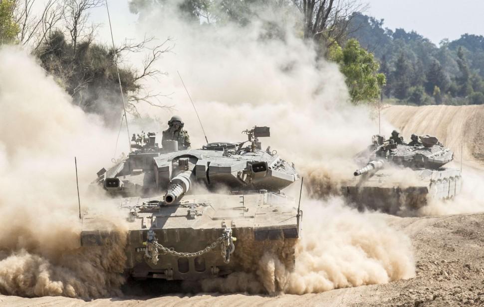 Tanques de guerra israelense avan&ccedil;am sobre Gaza (Jack Guez/France Press)