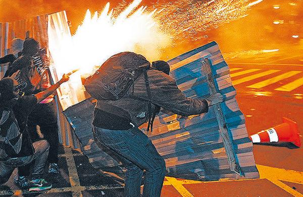 Black Blocs enfrentam pol&iacute;cia em protesto no Rio, em outubro de 2013  ( Cedoc/ RAC)