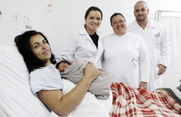 A paciente e a equipe m&eacute;dica com o beb&ecirc;-surpresa  (Arquivo pessoal)