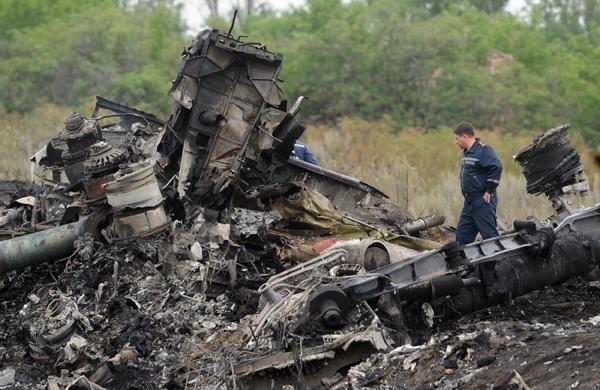 Equipes de resgate procuram por v&iacute;timas da queda do avi&atilde;o da Malaysia Airlines (France Press)