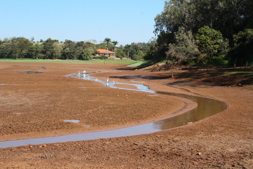 A Represa do Marcelo, em Sumar&eacute;, se transformou em fios de &aacute;gua cercados por po&ccedil;as de barro ( Janaína Ribeiro/ Especial a AAN )