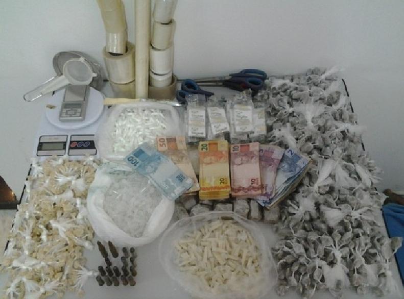 A Pol&iacute;cia Militar encontrou com o adolescente drogas e muni&ccedil;&otilde;es ( Divulgação)