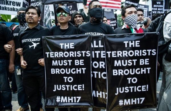 Ativistas exibem cartazes pedindo justi&ccedil;a em protesto em frente &agrave; embaixada da Ucr&acirc;nia em Kuala Lumpur  (AFP)