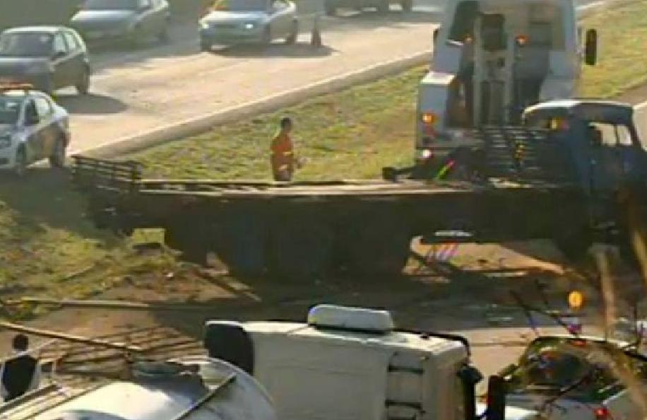 Acidente na Rodovia Santos Dumont, em Salto, envolveu dois caminh&otilde;es ( Reprodução)