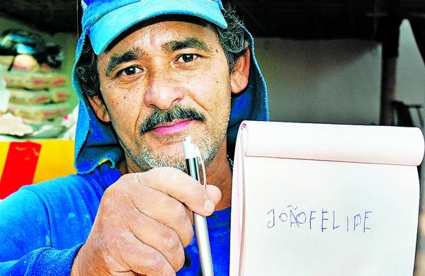 Cearense Jo&atilde;o Felipe escreve o seu nome no bloco da rep&oacute;rter  ( Antonio Trivelin/ Gazeta de Piracicaba )
