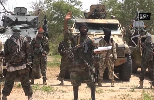 L&iacute;der do Boko Haram acena para a c&acirc;mera ap&oacute;s coordenar ataques na Nig&eacute;ria (France Press)