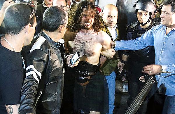 Lusvarghi &eacute; detido durante protesto contra a Copa do Mundo na Avenida Paulista, em S&atilde;o Paulo  
