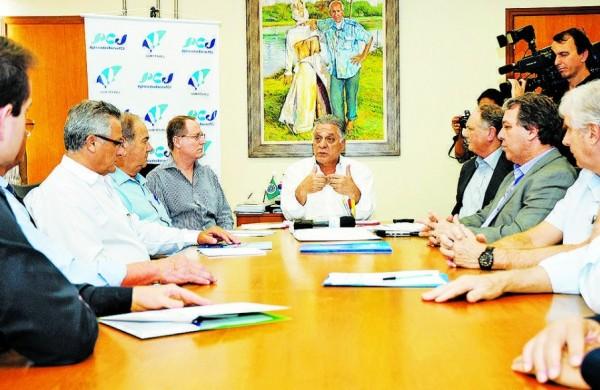 Ferrato (centro) coordenou a reuni&atilde;o de assinatura do plano de combate &agrave;s perdas ( Del Rodrigues/ Gazeta de Piracicaba)