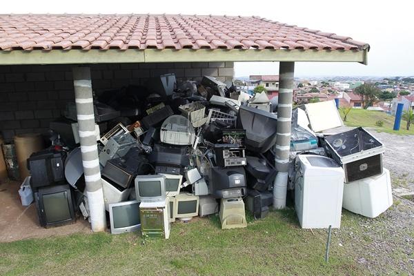 Lixo eletr&ocirc;nico pode contaminar a &aacute;gua e o solo ( Leandro Ferreira/AAN)