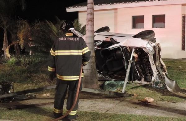 Carro capotou e motorista ficou preso ( Divulgação)