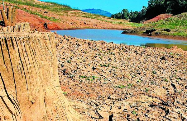 A represa Jaguari-Jacarei, na cidade de Vargem, &eacute; uma das mais atingidas pela escassez de chuvas  ( Cedoc/ RAC)