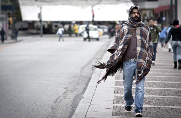 Homem caminha em rua da capital paulista: frio (Agência Brasil)