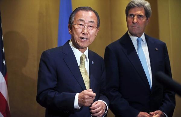 Secret&aacute;rio-geral da ONU, Ban Ki-moon (E) pediu a Israel e Palestina: &quot;Parem de brigar e comecem a conversar&quot; (France Press)