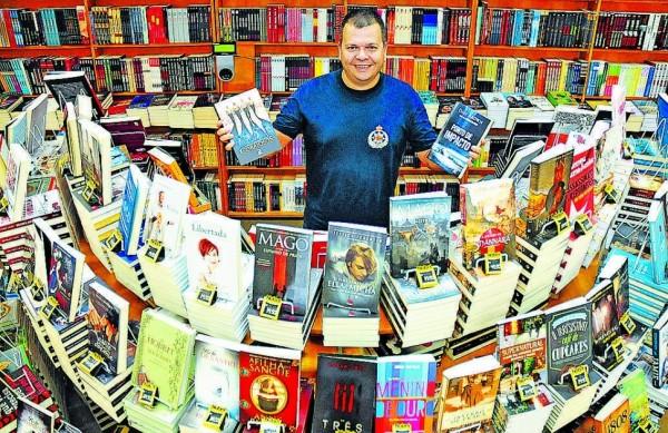Em f&eacute;rias, o sargento Sendin foi em busca de um bom livro de aventura, na Nobel do Shopping Piracicaba  ( Del Rodrigues/ Gazeta de Piracicaba)