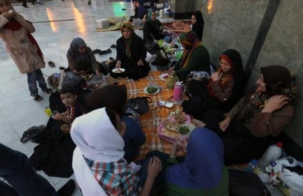 Autoridades iranianas advertem todos os anos a popula&ccedil;&atilde;o para que respeite rigorosamente o Ramad&atilde;, durante o qual &eacute; proibido comer e beber em p&uacute;blico (AFP)