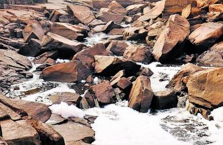 Rio Tiet&ecirc;, o principal do Estado, na altura de Salto, com pedras que deveriam estar cobertas pela &aacute;gua ( Carlos Sousa Ramos/ AAN)