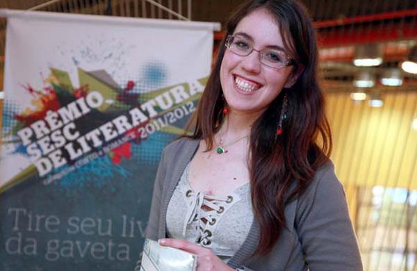 Aos 23 anos, escritora Luisa Geisler lan&ccedil;a romance ( Reprodução/Sesc)