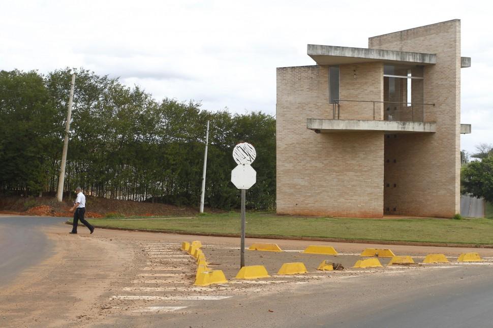 Portal de Seguran&ccedil;a de Santo Antonio de posse est&aacute; abandonado e &eacute; usado como ref&uacute;gio por marginais ( Gustavo Tilio/ Especial para a AAN)