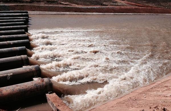Bombas na Represa Jaguari-Jacare&iacute; d&atilde;o vaz&atilde;o aos reservat&oacute;rios do SIstema Cantareira; capta&ccedil;&atilde;o do volume morto come&ccedil;ou no dia 15 de maio (Maria Teresa Costa/AAN)