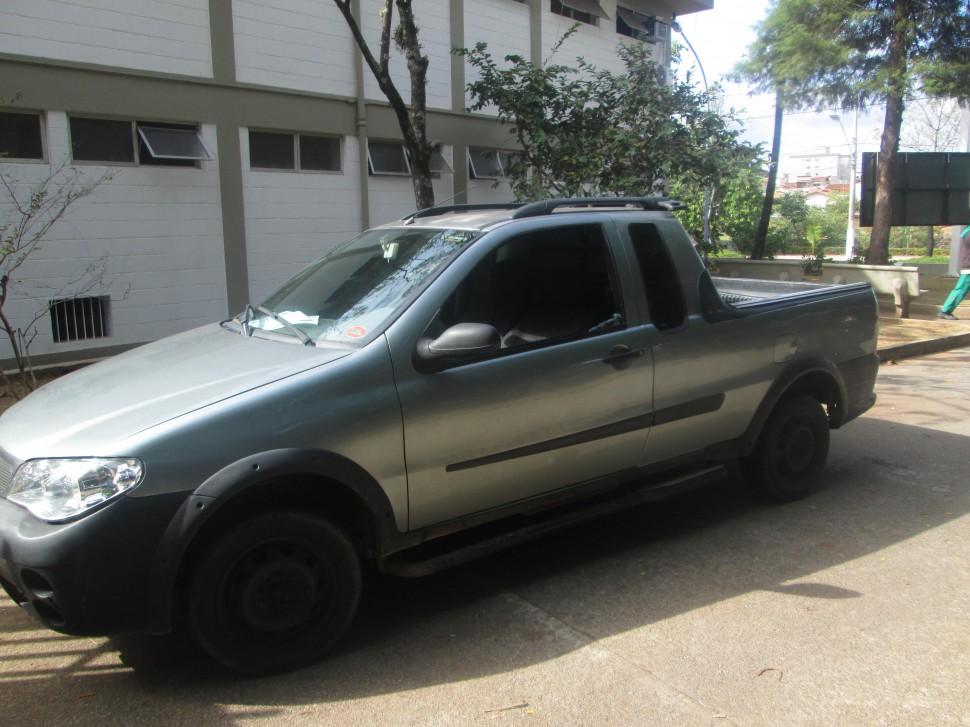 Fiat Strada onde estava pai e filho foi alvo de v&aacute;rios tiros (Alenita Ramirez/AAN)