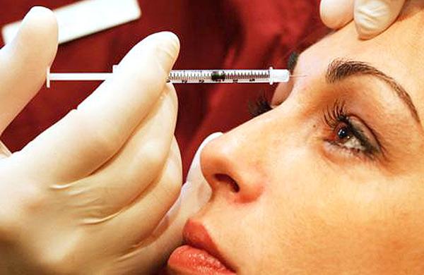 Mulher recebe tratamento de botox (AFP)