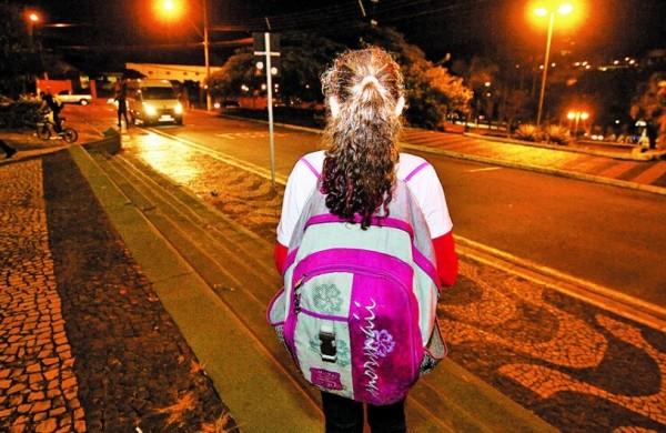 Alunos n&atilde;o foram avisados e enfrentaram dificuldades com transporte  ( Janaína Ribeiro/ Especial a AAN )