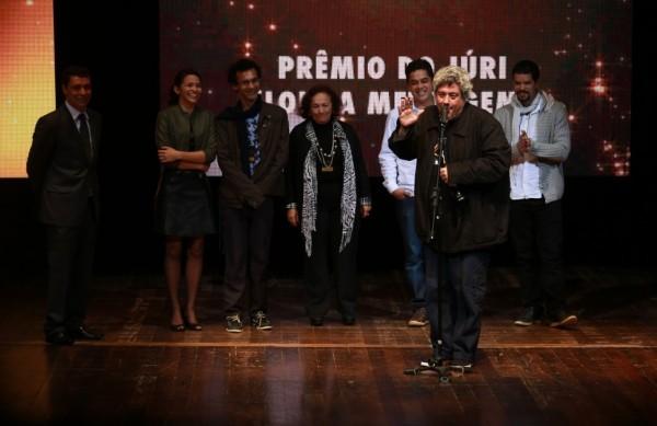 Diretor de 'A Hist&oacute;ria da Eternidade', Camilo Cavalcante discursa durante cerim&ocirc;nia de premia&ccedil;&atilde;o ( Leandro Ferreira/ AAN)