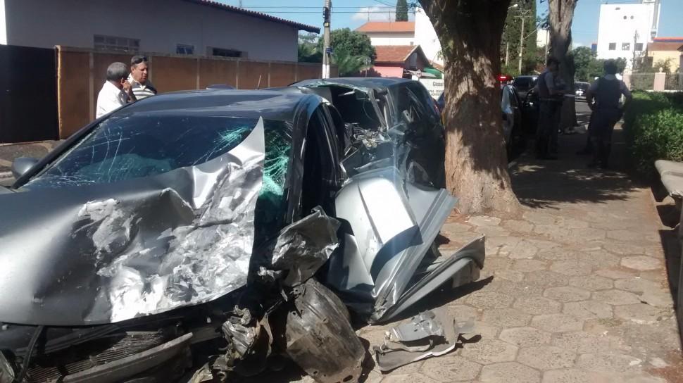 Os dois carros bateram de frente (Yasmine Souza/AAN)