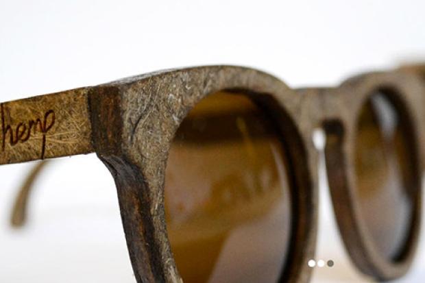  Segundo a empresa Hemp Eyewear, &eacute; a fibra mais forte do mundo e um material mais sustent&aacute;vel que a madeira ( Divulgação)