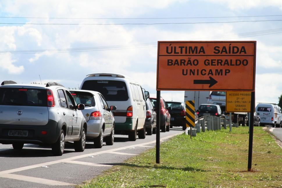 Motoristas enfrentaram congestionamento no primeiro dia de fechamento do acesso a Bar&atilde;o Geraldo ( Janaína Ribeiro/Especial a AAN )