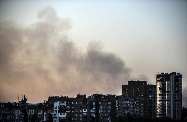 Coluna de fuma&ccedil;a sobre Donetsk acusa combates na Ucr&acirc;nia (France Press)