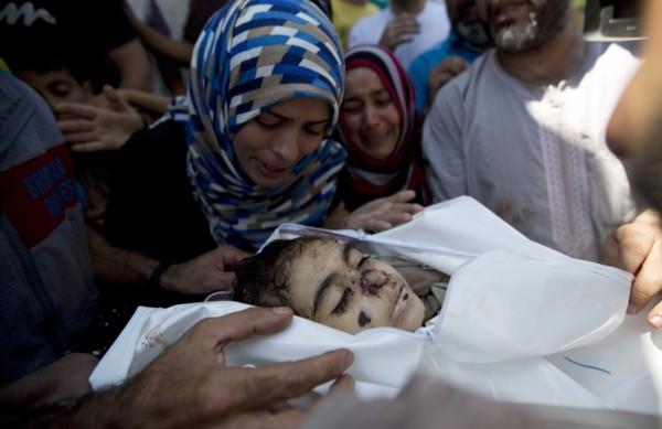r
M&atilde;e no funeral da menina palestina Layan al-Silk, na cidade de Gaza, nesta quinta-feira (31); crian&ccedil;a foi morta pelos ataques israelenses  (AFP)