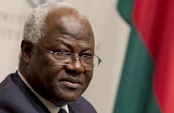 Koroma anunciou medidas para combater a epidemia, como colocar em quarentena as &aacute;reas afetadas pelo Ebola (AFP)