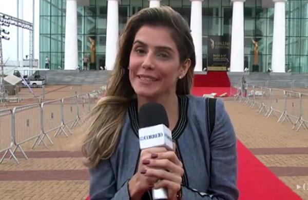 A atriz Deborah Secco convida o p&uacute;blico para assistir o filme Boa Sorte (Captura de vídeo)