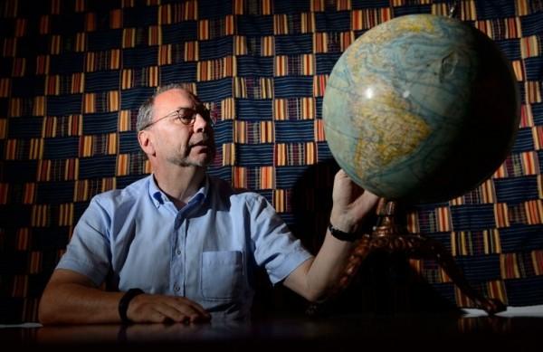 Peter Piot, diretor da Escola de Medicina Tropical de Londres, que descobriu - junto com outros profissionais - o v&iacute;rus do Ebola em 1976 (France Press)