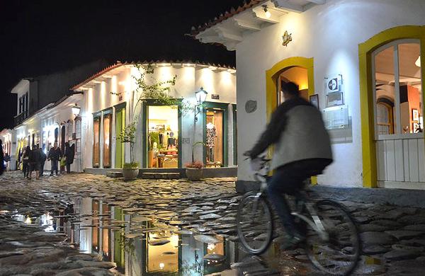 A cidade de Paraty, no litoral sul fluminense, recebe a 12&ordf; Festa Liter&aacute;ria Internacional de Paraty (Flip), que este ano homenageia Mill&ocirc;r Fernandes (Agência Brasil)