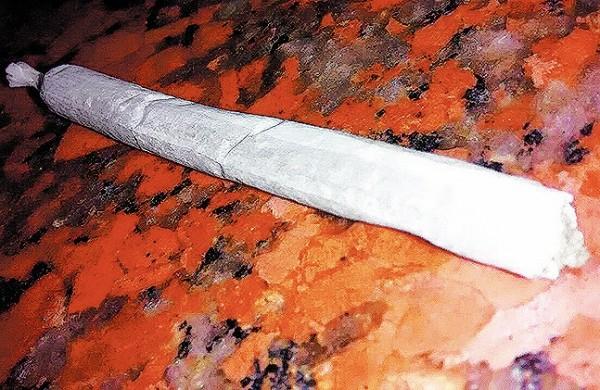 Cigarro de maconha estava com um dos acusados de ofender PMs (Piracicaba em Alerta/ Divulgação)